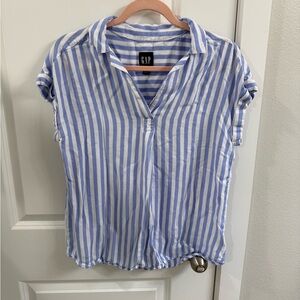 Gap women’s size small shirt